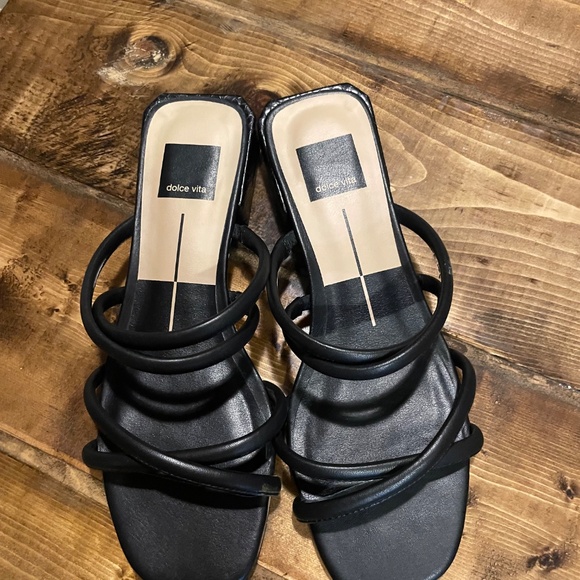 Dolce Vita Black and Cream Strappy Sandal Size 7.5 - Picture 3 of 4
